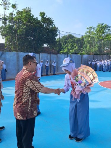 Pembagian Penghargaan dari Sekolah untuk Siswa Berprestasi
